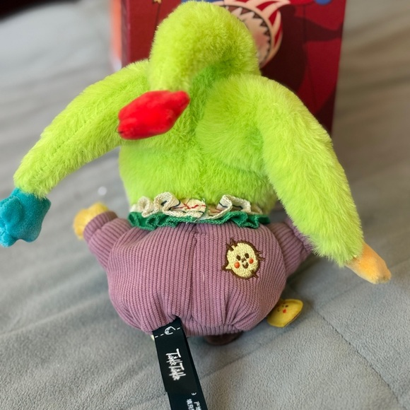 SECRET!!!!! “Twinkle Twinkle “. Colorful Plush. Adorable side eye. Authentic - Picture 3 of 4